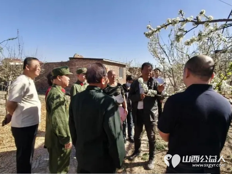 绿色馈赠英雄礼赞----太原市新时代雷锋基地绿色关怀计划启动新时代雷锋团团长赵海生向与会的老英雄与模范代表赠送了种植的纯绿色无公害蔬菜及新鲜水果 - 第4张