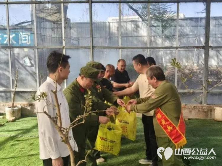 绿色馈赠英雄礼赞----太原市新时代雷锋基地绿色关怀计划启动新时代雷锋团团长赵海生向与会的老英雄与模范代表赠送了种植的纯绿色无公害蔬菜及新鲜水果 - 第3张