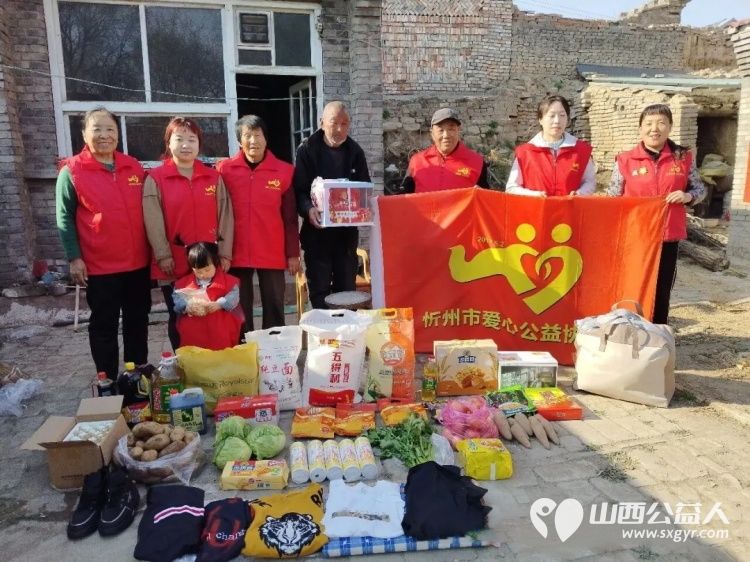 情暖桑榆!七旬孤寡老人迎人生首次生日庆祝忻州市爱心公益协会志愿者赴代县阳明堡镇东关村温情相伴村民也赶来见证这温暖一幕为志愿者们爱心举动称赞 - 第1张 - 山西公益人 情暖桑榆!七旬孤寡老人迎人生首次生日庆祝忻州市爱心公益协会志愿者赴代县阳明堡镇东关村温情相伴村民也赶来见证这温暖一幕为志愿者们爱心举动称赞 - 第1张