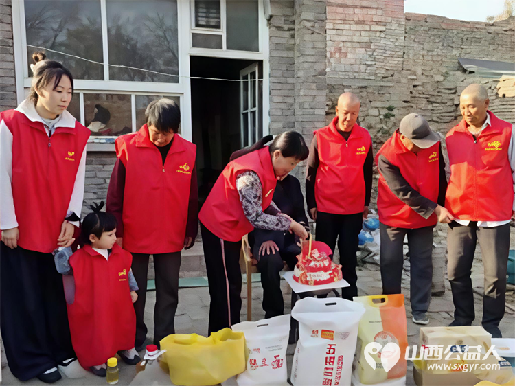 情暖桑榆!七旬孤寡老人迎人生首次生日庆祝忻州市爱心公益协会志愿者赴代县阳明堡镇东关村温情相伴村民也赶来见证这温暖一幕为志愿者们爱心举动称赞 - 第3张 - 山西公益人 情暖桑榆!七旬孤寡老人迎人生首次生日庆祝忻州市爱心公益协会志愿者赴代县阳明堡镇东关村温情相伴村民也赶来见证这温暖一幕为志愿者们爱心举动称赞 - 第3张