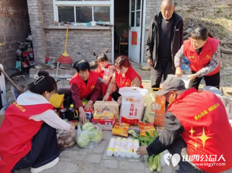 情暖桑榆!七旬孤寡老人迎人生首次生日庆祝忻州市爱心公益协会志愿者赴代县阳明堡镇东关村温情相伴村民也赶来见证这温暖一幕为志愿者们爱心举动称赞 - 第4张 - 山西公益人 情暖桑榆!七旬孤寡老人迎人生首次生日庆祝忻州市爱心公益协会志愿者赴代县阳明堡镇东关村温情相伴村民也赶来见证这温暖一幕为志愿者们爱心举动称赞 - 第4张