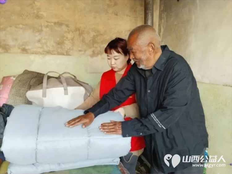 情暖桑榆!七旬孤寡老人迎人生首次生日庆祝忻州市爱心公益协会志愿者赴代县阳明堡镇东关村温情相伴村民也赶来见证这温暖一幕为志愿者们爱心举动称赞 - 第10张 - 山西公益人 情暖桑榆!七旬孤寡老人迎人生首次生日庆祝忻州市爱心公益协会志愿者赴代县阳明堡镇东关村温情相伴村民也赶来见证这温暖一幕为志愿者们爱心举动称赞 - 第10张