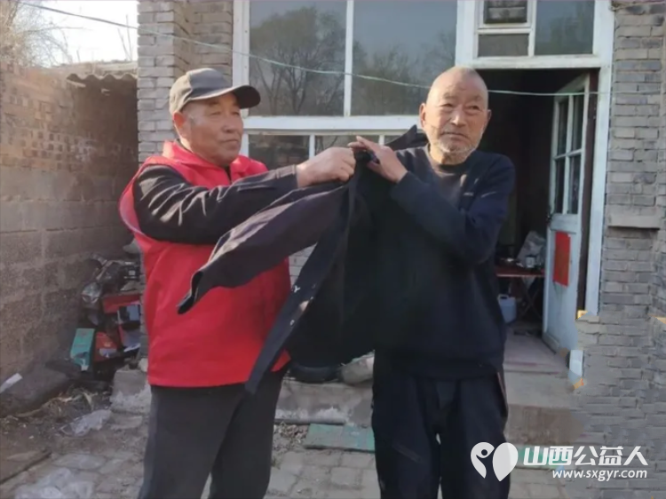 情暖桑榆!七旬孤寡老人迎人生首次生日庆祝忻州市爱心公益协会志愿者赴代县阳明堡镇东关村温情相伴村民也赶来见证这温暖一幕为志愿者们爱心举动称赞 - 第17张 - 山西公益人 情暖桑榆!七旬孤寡老人迎人生首次生日庆祝忻州市爱心公益协会志愿者赴代县阳明堡镇东关村温情相伴村民也赶来见证这温暖一幕为志愿者们爱心举动称赞 - 第17张