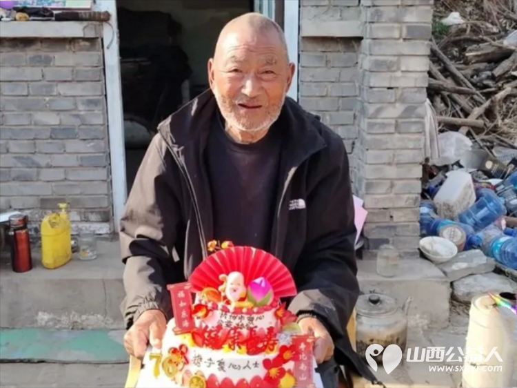 情暖桑榆!七旬孤寡老人迎人生首次生日庆祝忻州市爱心公益协会志愿者赴代县阳明堡镇东关村温情相伴村民也赶来见证这温暖一幕为志愿者们爱心举动称赞 - 第11张 - 山西公益人 情暖桑榆!七旬孤寡老人迎人生首次生日庆祝忻州市爱心公益协会志愿者赴代县阳明堡镇东关村温情相伴村民也赶来见证这温暖一幕为志愿者们爱心举动称赞 - 第11张