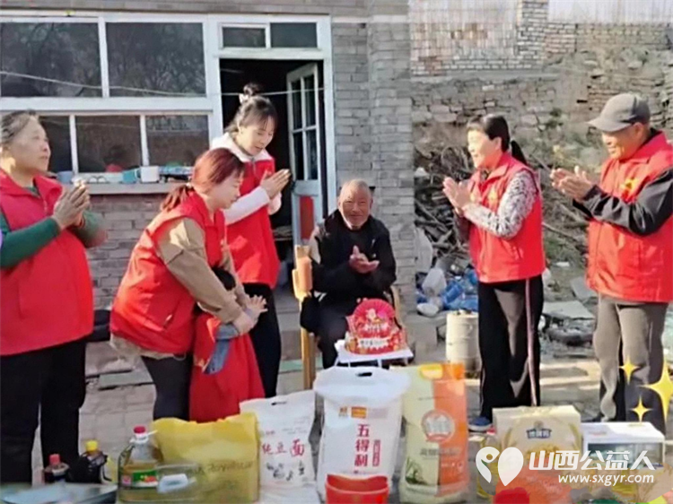 情暖桑榆!七旬孤寡老人迎人生首次生日庆祝忻州市爱心公益协会志愿者赴代县阳明堡镇东关村温情相伴村民也赶来见证这温暖一幕为志愿者们爱心举动称赞 - 第2张 - 山西公益人 情暖桑榆!七旬孤寡老人迎人生首次生日庆祝忻州市爱心公益协会志愿者赴代县阳明堡镇东关村温情相伴村民也赶来见证这温暖一幕为志愿者们爱心举动称赞 - 第2张