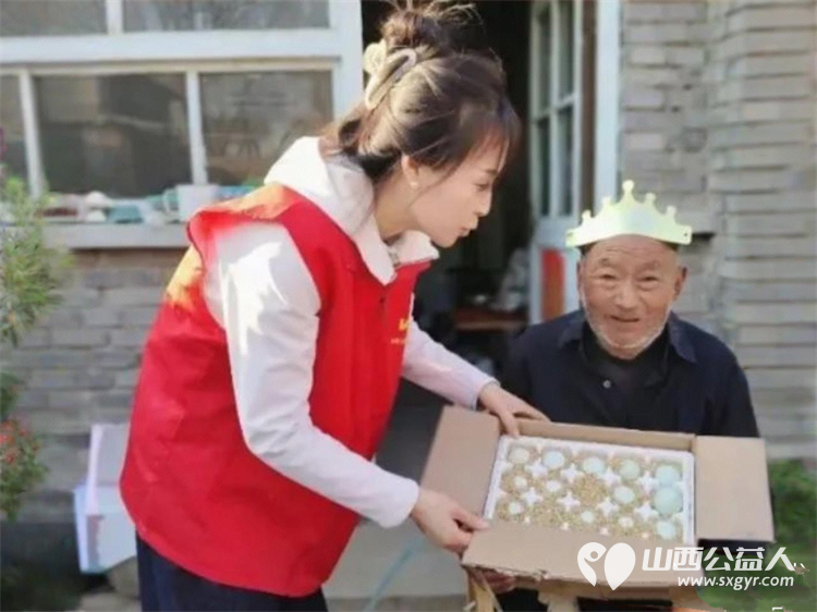 情暖桑榆!七旬孤寡老人迎人生首次生日庆祝忻州市爱心公益协会志愿者赴代县阳明堡镇东关村温情相伴村民也赶来见证这温暖一幕为志愿者们爱心举动称赞 - 第18张 - 山西公益人 情暖桑榆!七旬孤寡老人迎人生首次生日庆祝忻州市爱心公益协会志愿者赴代县阳明堡镇东关村温情相伴村民也赶来见证这温暖一幕为志愿者们爱心举动称赞 - 第18张