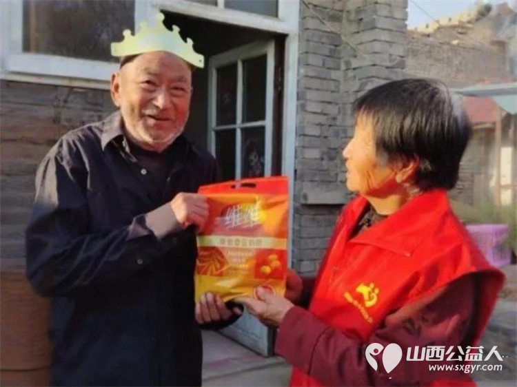 情暖桑榆!七旬孤寡老人迎人生首次生日庆祝忻州市爱心公益协会志愿者赴代县阳明堡镇东关村温情相伴村民也赶来见证这温暖一幕为志愿者们爱心举动称赞 - 第19张 - 山西公益人 情暖桑榆!七旬孤寡老人迎人生首次生日庆祝忻州市爱心公益协会志愿者赴代县阳明堡镇东关村温情相伴村民也赶来见证这温暖一幕为志愿者们爱心举动称赞 - 第19张