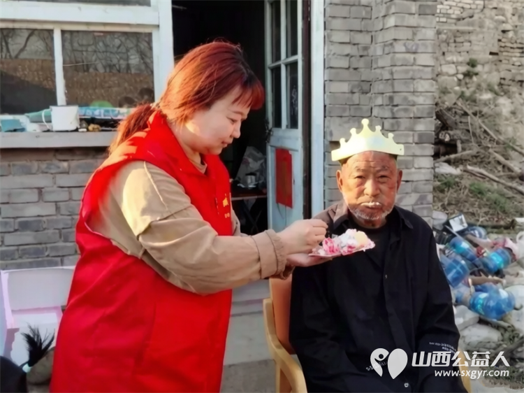 情暖桑榆!七旬孤寡老人迎人生首次生日庆祝忻州市爱心公益协会志愿者赴代县阳明堡镇东关村温情相伴村民也赶来见证这温暖一幕为志愿者们爱心举动称赞 - 第13张 - 山西公益人 情暖桑榆!七旬孤寡老人迎人生首次生日庆祝忻州市爱心公益协会志愿者赴代县阳明堡镇东关村温情相伴村民也赶来见证这温暖一幕为志愿者们爱心举动称赞 - 第13张