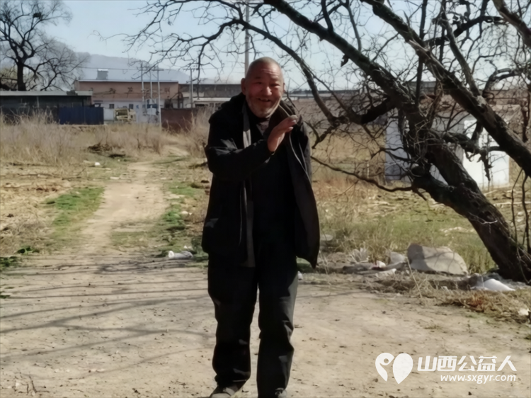 情暖桑榆!七旬孤寡老人迎人生首次生日庆祝忻州市爱心公益协会志愿者赴代县阳明堡镇东关村温情相伴村民也赶来见证这温暖一幕为志愿者们爱心举动称赞 - 第7张 - 山西公益人 情暖桑榆!七旬孤寡老人迎人生首次生日庆祝忻州市爱心公益协会志愿者赴代县阳明堡镇东关村温情相伴村民也赶来见证这温暖一幕为志愿者们爱心举动称赞 - 第7张