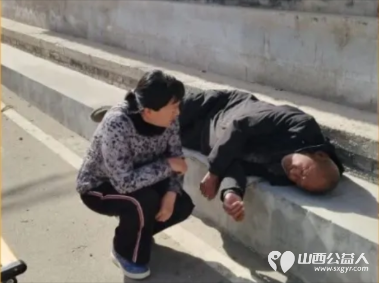 情暖桑榆!七旬孤寡老人迎人生首次生日庆祝忻州市爱心公益协会志愿者赴代县阳明堡镇东关村温情相伴村民也赶来见证这温暖一幕为志愿者们爱心举动称赞 - 第5张 - 山西公益人 情暖桑榆!七旬孤寡老人迎人生首次生日庆祝忻州市爱心公益协会志愿者赴代县阳明堡镇东关村温情相伴村民也赶来见证这温暖一幕为志愿者们爱心举动称赞 - 第5张