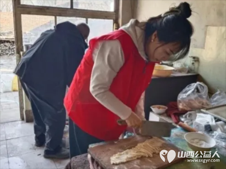 情暖桑榆!七旬孤寡老人迎人生首次生日庆祝忻州市爱心公益协会志愿者赴代县阳明堡镇东关村温情相伴村民也赶来见证这温暖一幕为志愿者们爱心举动称赞 - 第15张 - 山西公益人 情暖桑榆!七旬孤寡老人迎人生首次生日庆祝忻州市爱心公益协会志愿者赴代县阳明堡镇东关村温情相伴村民也赶来见证这温暖一幕为志愿者们爱心举动称赞 - 第15张