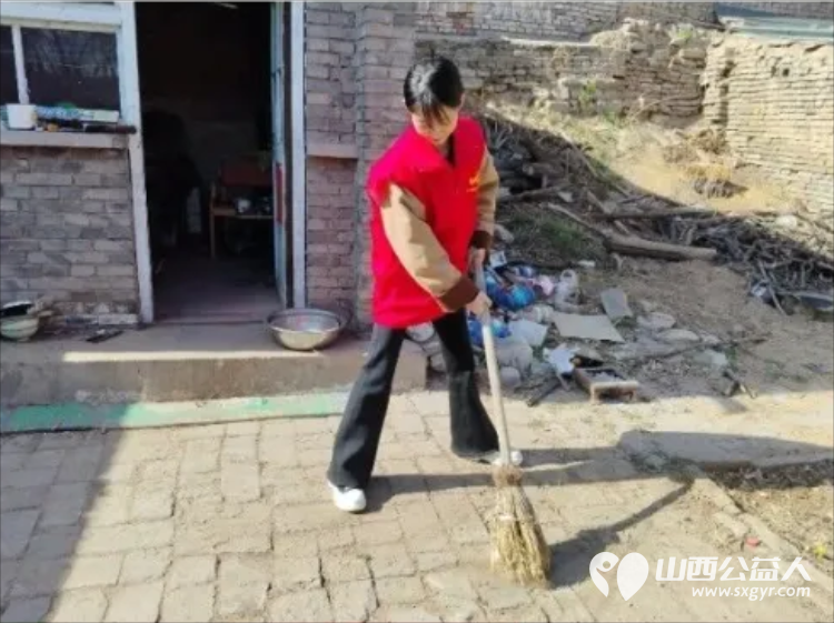 情暖桑榆!七旬孤寡老人迎人生首次生日庆祝忻州市爱心公益协会志愿者赴代县阳明堡镇东关村温情相伴村民也赶来见证这温暖一幕为志愿者们爱心举动称赞 - 第8张 - 山西公益人 情暖桑榆!七旬孤寡老人迎人生首次生日庆祝忻州市爱心公益协会志愿者赴代县阳明堡镇东关村温情相伴村民也赶来见证这温暖一幕为志愿者们爱心举动称赞 - 第8张