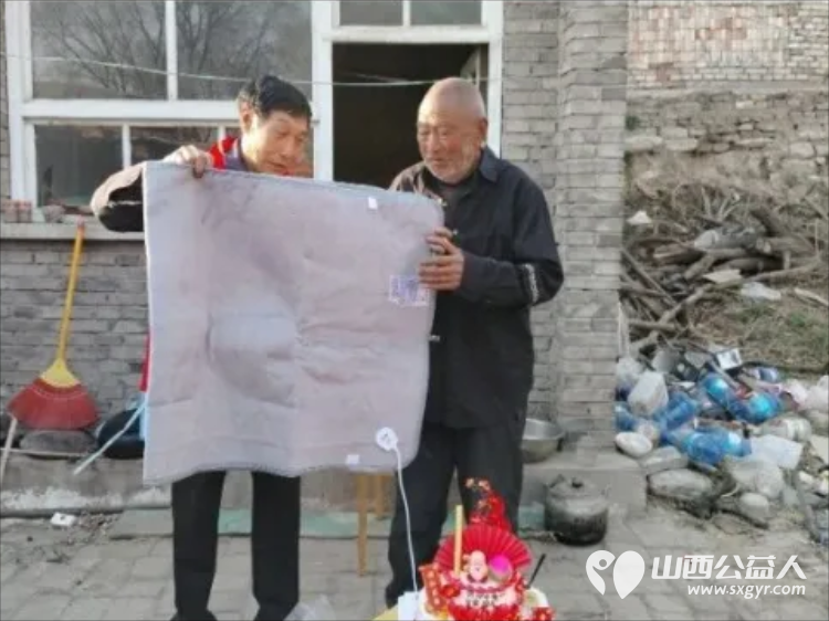 情暖桑榆!七旬孤寡老人迎人生首次生日庆祝忻州市爱心公益协会志愿者赴代县阳明堡镇东关村温情相伴村民也赶来见证这温暖一幕为志愿者们爱心举动称赞 - 第9张 - 山西公益人 情暖桑榆!七旬孤寡老人迎人生首次生日庆祝忻州市爱心公益协会志愿者赴代县阳明堡镇东关村温情相伴村民也赶来见证这温暖一幕为志愿者们爱心举动称赞 - 第9张