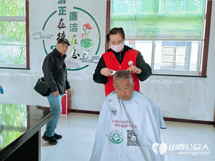 介休市敬老协会敬老爱老助老活动2026年4月11日走进张兰镇穆家堡村为老人们理发体检让每一位老人精神抖擞的迎接蓬勃春光 - 第7张 - 山西公益人 介休市敬老协会敬老爱老助老活动2026年4月11日走进张兰镇穆家堡村为老人们理发体检让每一位老人精神抖擞的迎接蓬勃春光 - 第7张