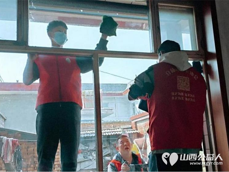 介休市敬老协会组织志愿者走进张兰镇穆家堡村入户81岁特困南清恭老人家为老人打扫室内外卫生做饭包饺子 - 第11张