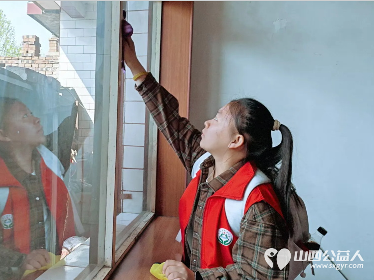 介休市敬老协会组织志愿者走进张兰镇穆家堡村入户81岁特困南清恭老人家为老人打扫室内外卫生做饭包饺子 - 第7张