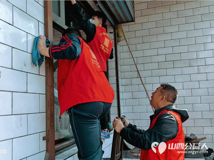 介休市敬老协会组织志愿者走进张兰镇穆家堡村入户81岁特困南清恭老人家为老人打扫室内外卫生做饭包饺子 - 第5张
