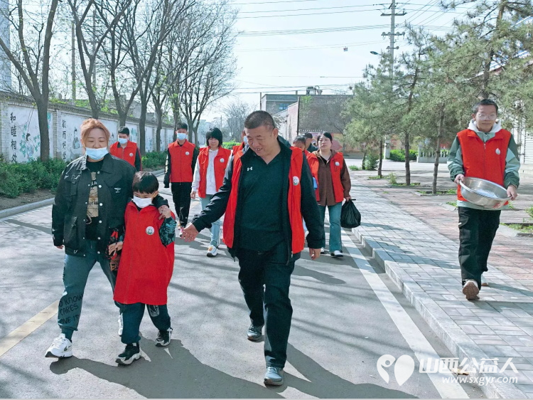 介休市敬老协会组织志愿者走进张兰镇穆家堡村入户81岁特困南清恭老人家为老人打扫室内外卫生做饭包饺子 - 第2张