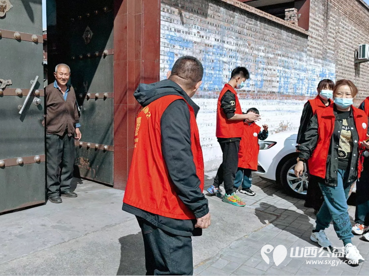 介休市敬老协会组织志愿者走进张兰镇穆家堡村入户81岁特困南清恭老人家为老人打扫室内外卫生做饭包饺子 - 第15张