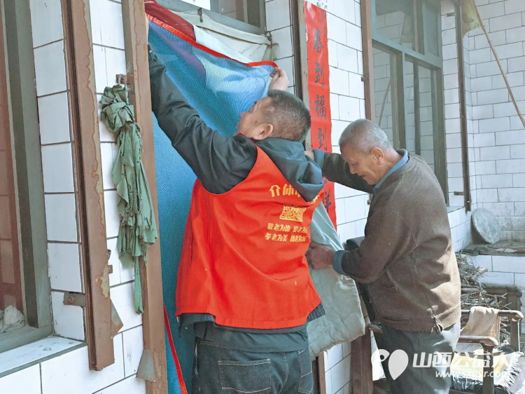 介休市敬老协会组织志愿者走进张兰镇穆家堡村入户81岁特困南清恭老人家为老人打扫室内外卫生做饭包饺子 - 第10张