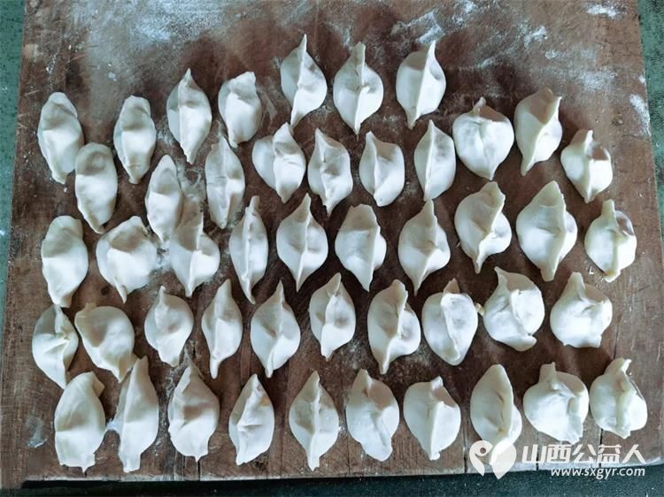 介休市敬老协会组织志愿者走进张兰镇穆家堡村入户81岁特困南清恭老人家为老人打扫室内外卫生做饭包饺子 - 第9张