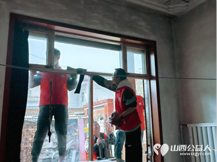 介休市敬老协会组织志愿者走进张兰镇穆家堡村入户81岁特困南清恭老人家为老人打扫室内外卫生做饭包饺子 - 第12张