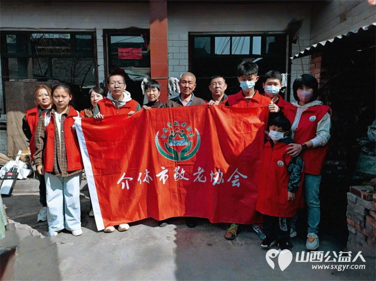 介休市敬老协会组织志愿者走进张兰镇穆家堡村入户81岁特困南清恭老人家为老人打扫室内外卫生做饭包饺子 - 第1张