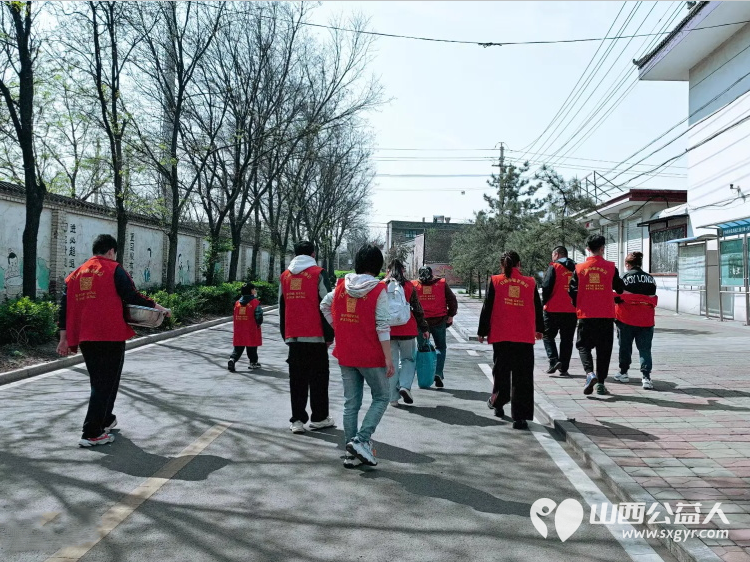 介休市敬老协会组织志愿者走进张兰镇穆家堡村入户81岁特困南清恭老人家为老人打扫室内外卫生做饭包饺子 - 第3张