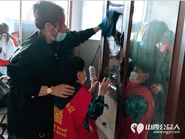 介休市敬老协会组织志愿者走进张兰镇穆家堡村入户81岁特困南清恭老人家为老人打扫室内外卫生做饭包饺子 - 第6张