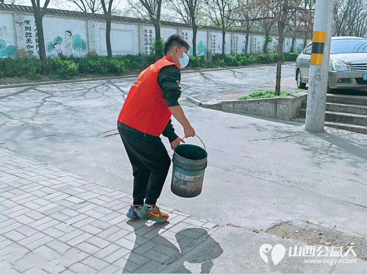 介休市敬老协会组织志愿者走进张兰镇穆家堡村入户81岁特困南清恭老人家为老人打扫室内外卫生做饭包饺子 - 第14张