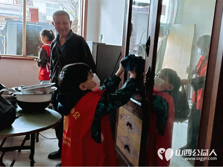介休市敬老协会组织志愿者走进张兰镇穆家堡村入户81岁特困南清恭老人家为老人打扫室内外卫生做饭包饺子 - 第4张