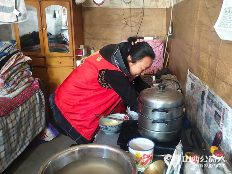 介休市敬老协会在张兰镇板峪村入户81岁特困郝正茂老人家中为老人打扫室内外卫生做饭包饺子 - 第11张 - 山西公益人 介休市敬老协会在张兰镇板峪村入户81岁特困郝正茂老人家中为老人打扫室内外卫生做饭包饺子 - 第11张