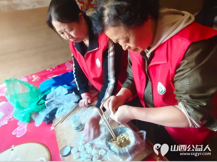 介休市敬老协会在张兰镇板峪村入户81岁特困郝正茂老人家中为老人打扫室内外卫生做饭包饺子 - 第6张 - 山西公益人 介休市敬老协会在张兰镇板峪村入户81岁特困郝正茂老人家中为老人打扫室内外卫生做饭包饺子 - 第6张