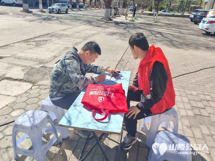 无偿献血爱满钢城 长治市阳光困境儿童帮扶协会韩鹏伟、孟宪洲在长钢工会门口配合长治市中心血站开展义务献血志愿服务宣传活动 - 第2张