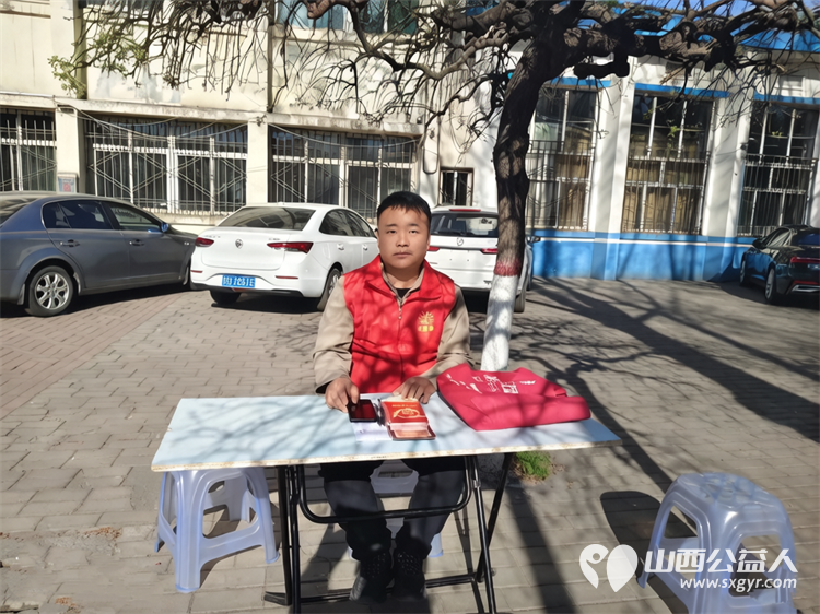 无偿献血爱满钢城 长治市阳光困境儿童帮扶协会韩鹏伟、孟宪洲在长钢工会门口配合长治市中心血站开展义务献血志愿服务宣传活动 - 第1张