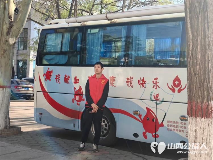 无偿献血爱满钢城 长治市阳光困境儿童帮扶协会韩鹏伟、孟宪洲在长钢工会门口配合长治市中心血站开展义务献血志愿服务宣传活动 - 第4张