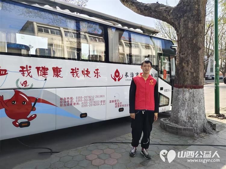 无偿献血爱满钢城 长治市阳光困境儿童帮扶协会韩鹏伟、孟宪洲在长钢工会门口配合长治市中心血站开展义务献血志愿服务宣传活动 - 第3张