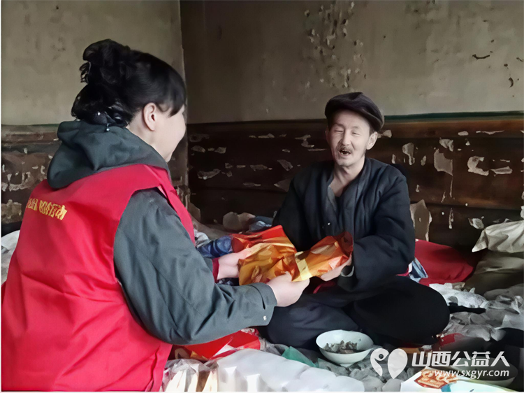 春雨中的暖流:忻州市爱心公益协会奔赴代县走访慰问代县三户困难家庭志愿者们精心筹备了各类爱心生活物资用片刻的陪伴为老人带去温暖与慰藉 - 第5张 - 山西公益人 春雨中的暖流:忻州市爱心公益协会奔赴代县走访慰问代县三户困难家庭志愿者们精心筹备了各类爱心生活物资用片刻的陪伴为老人带去温暖与慰藉 - 第5张