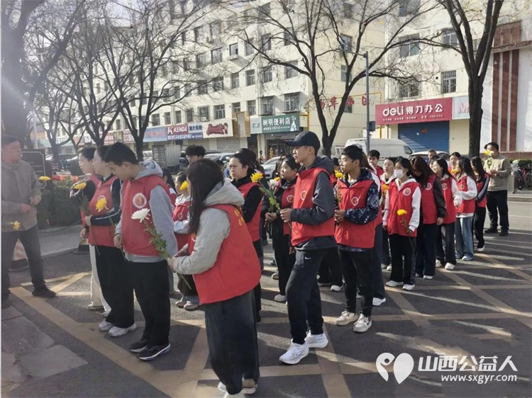 缅怀革命先烈传承红色基因----长治市义工协会书带领志愿者及青少年代表走进太行太岳烈士陵园开展清明祭扫主题活动深切缅怀革命先辈的丰功伟绩 - 第6张