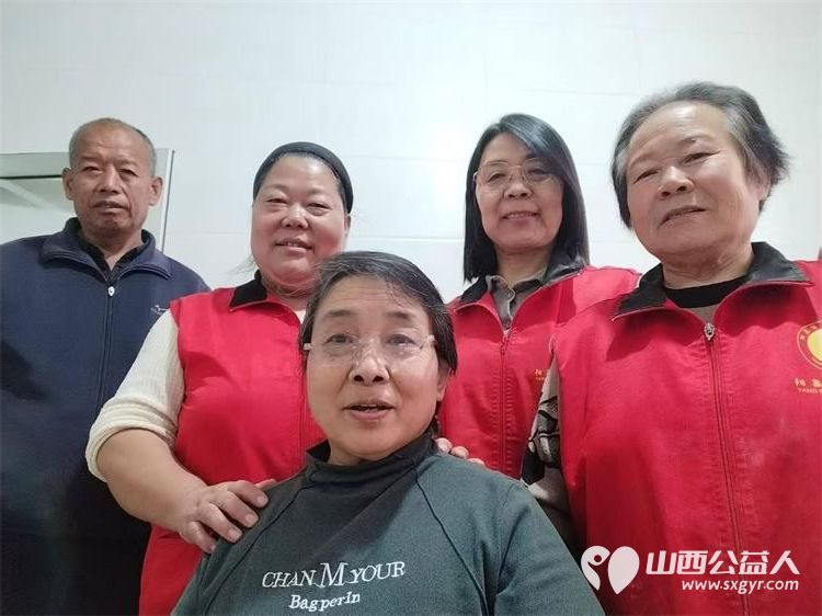 阳泉市义工联合会组织义工服务平定水磨湾服务对象张翠兰给大姐包白菜猪肉馅扁食把爱传递让善美爱心无声延续 - 第1张