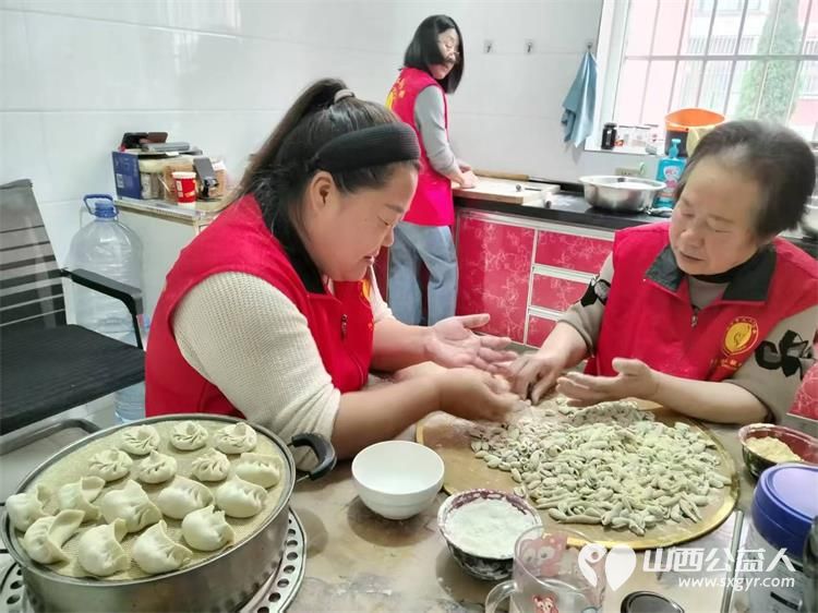 阳泉市义工联合会组织义工服务平定水磨湾服务对象张翠兰给大姐包白菜猪肉馅扁食把爱传递让善美爱心无声延续 - 第4张