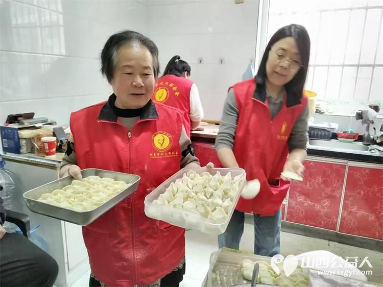 阳泉市义工联合会组织义工服务平定水磨湾服务对象张翠兰给大姐包白菜猪肉馅扁食把爱传递让善美爱心无声延续 - 第5张