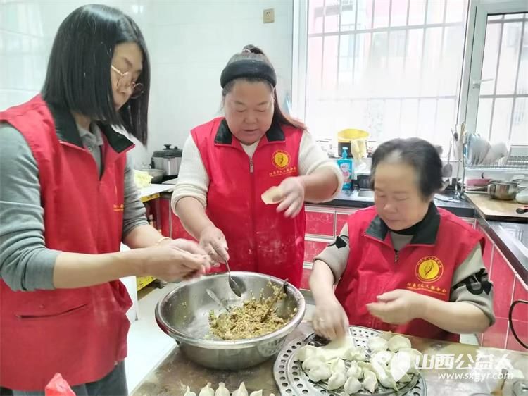 阳泉市义工联合会组织义工服务平定水磨湾服务对象张翠兰给大姐包白菜猪肉馅扁食把爱传递让善美爱心无声延续 - 第2张