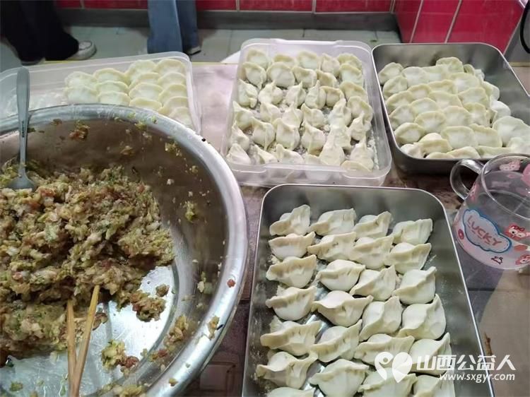 阳泉市义工联合会组织义工服务平定水磨湾服务对象张翠兰给大姐包白菜猪肉馅扁食把爱传递让善美爱心无声延续 - 第9张