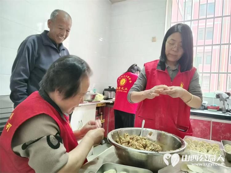 阳泉市义工联合会组织义工服务平定水磨湾服务对象张翠兰给大姐包白菜猪肉馅扁食把爱传递让善美爱心无声延续 - 第7张