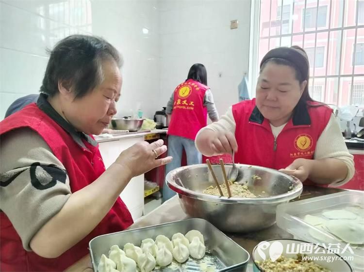 阳泉市义工联合会组织义工服务平定水磨湾服务对象张翠兰给大姐包白菜猪肉馅扁食把爱传递让善美爱心无声延续 - 第3张