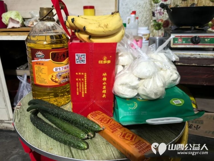 爱心筑暖巢善意润童心----石楼县青年志愿者协会联合石楼县国良汽修厂正式成立国良关爱基金把第一份温暖送到困境姐弟俩的身边资助了水果馒头粮油等生活物资 - 第8张