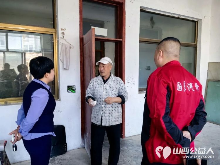 爱心筑暖巢善意润童心----石楼县青年志愿者协会联合石楼县国良汽修厂正式成立国良关爱基金把第一份温暖送到困境姐弟俩的身边资助了水果馒头粮油等生活物资 - 第3张