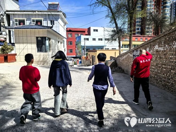 爱心筑暖巢善意润童心----石楼县青年志愿者协会联合石楼县国良汽修厂正式成立国良关爱基金把第一份温暖送到困境姐弟俩的身边资助了水果馒头粮油等生活物资 - 第5张