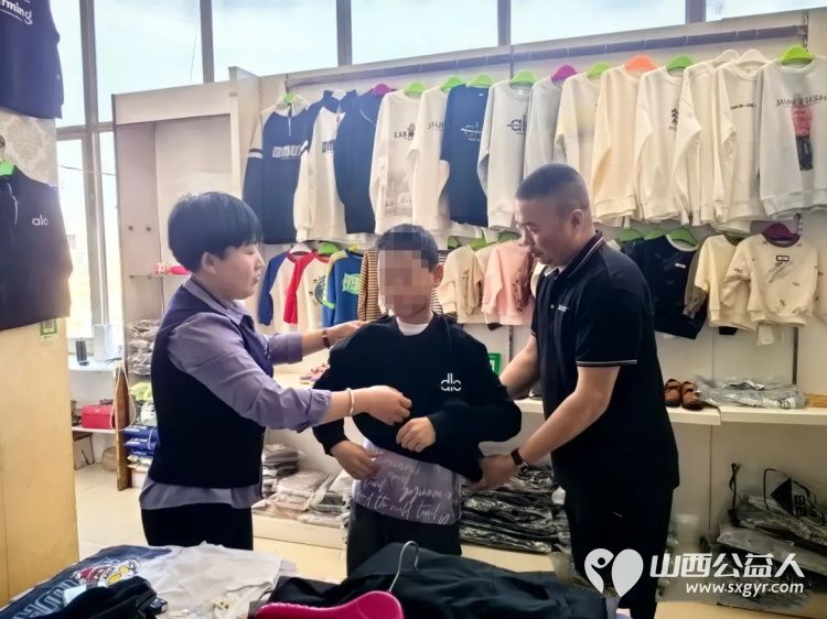 爱心筑暖巢善意润童心----石楼县青年志愿者协会联合石楼县国良汽修厂正式成立国良关爱基金把第一份温暖送到困境姐弟俩的身边资助了水果馒头粮油等生活物资 - 第4张